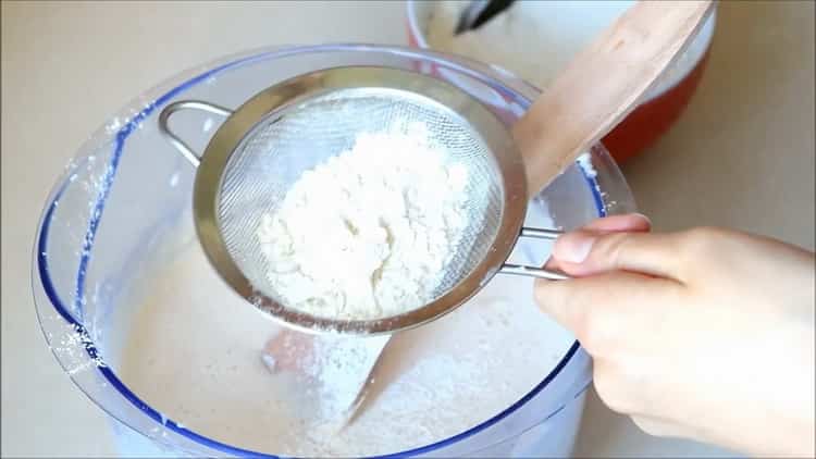 Sieben Sie das Mehl, um einen Cupcake in einem langsamen Kocher zuzubereiten
