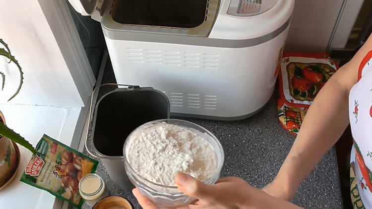 За да направите кекс в машина за хляб, пресейте брашното