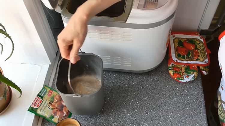 لصنع كب كيك في آلة الخبز ، قم بإعداد وعاء