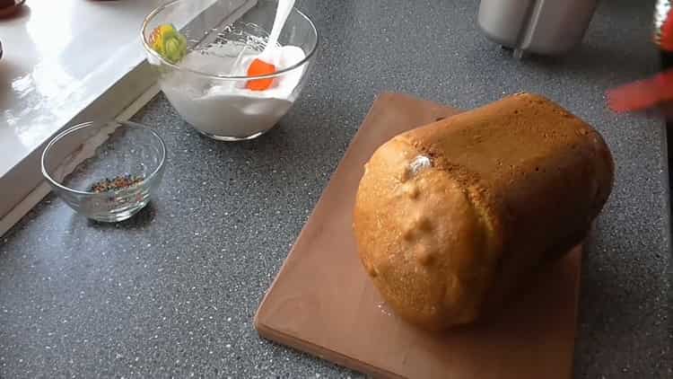 Um einen Cupcake in einem Brotbackautomaten zuzubereiten, kühlen Sie den Cupcake ab