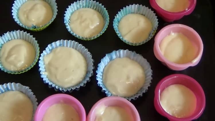 Egy kefírre készített cupcake elkészítéséhez tegye a tésztát az alakba