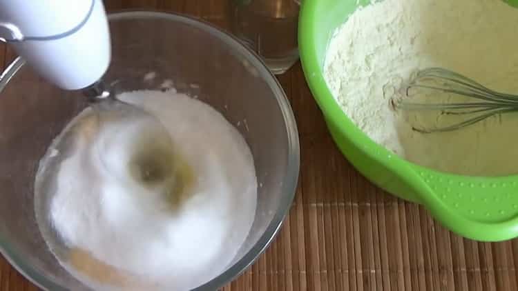 Eier schlagen, um Kefir Cupcake zu machen