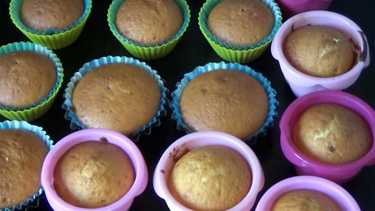 Kefir-cupcake készítéséhez előmelegítse a sütőt