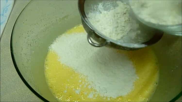 За да направите кефирен кекс със стафиди, пресейте брашното