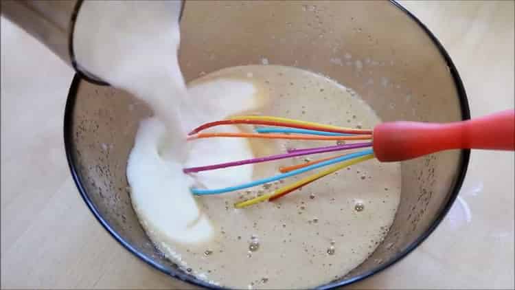 Για να φτιάξετε ένα cupcake στο γάλα, ανακατέψτε τα συστατικά.