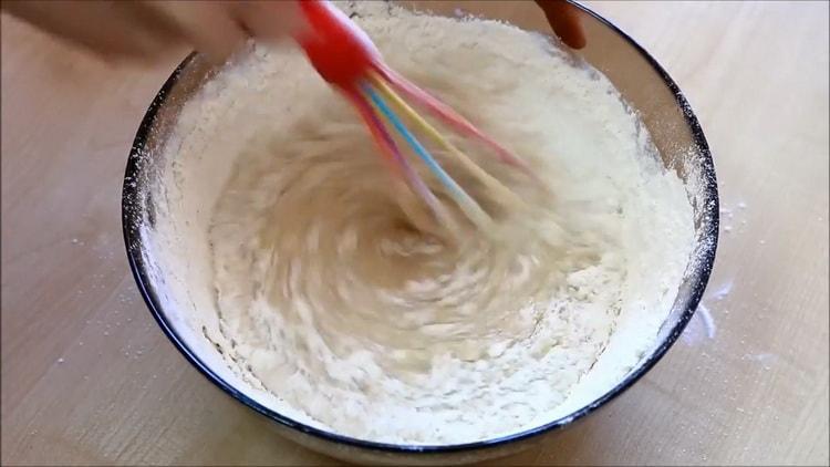 Για να φτιάξετε ένα cupcake στο γάλα, κοσκινίστε το αλεύρι
