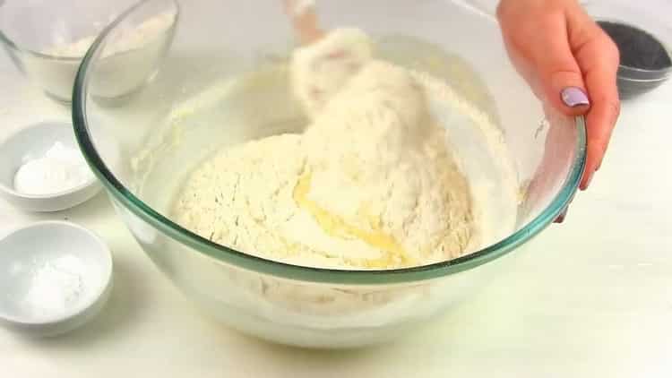 Пресейте брашно за торта с маково семе