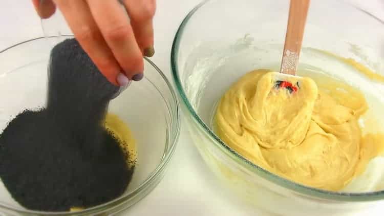 Mischen Sie die Zutaten, um einen Cupcake mit Mohn zuzubereiten.