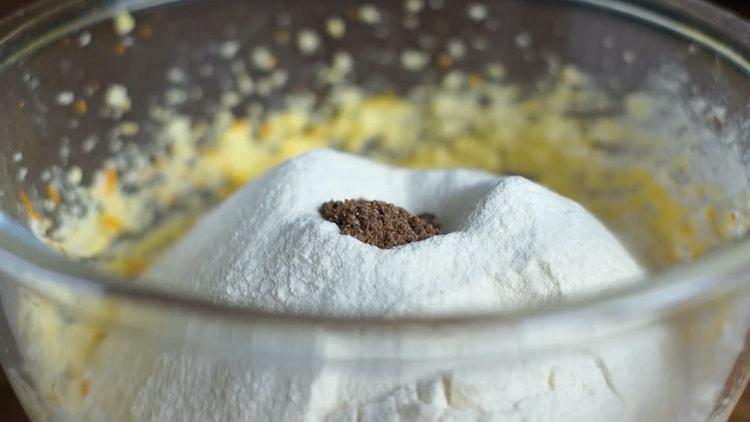 За да направите кекс с захаросани плодове, смесете съставките