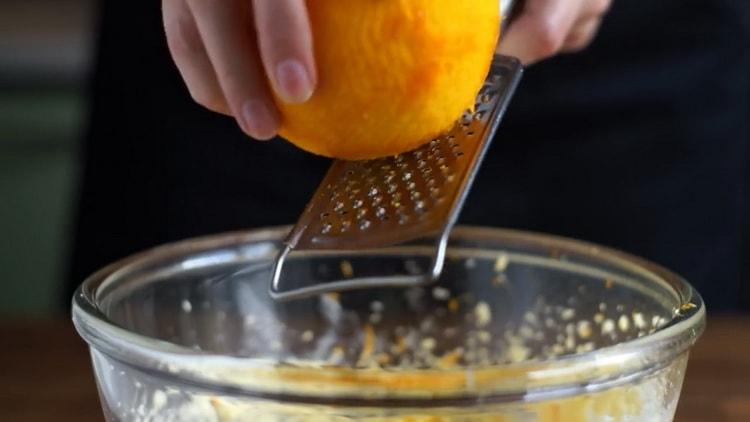 За да направите торта с захаросани плодове, настържете портокал