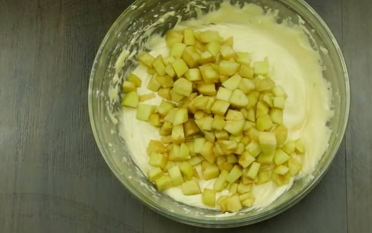 Για να φτιάξετε ένα cupcake με μήλα, κόψτε τα μήλα