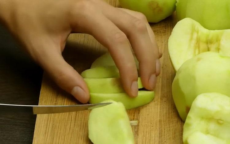 Mischen Sie die Zutaten, um einen Cupcake mit Äpfeln zu machen.