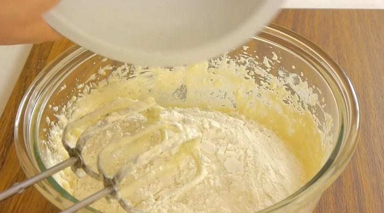 Setacciare la farina per fare un cupcake capitale