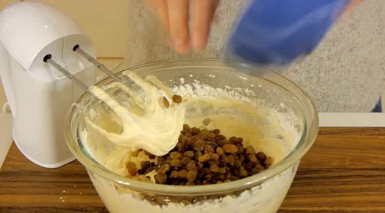Fügen Sie Mehl und Rosinen hinzu, um ein Muffin zu machen