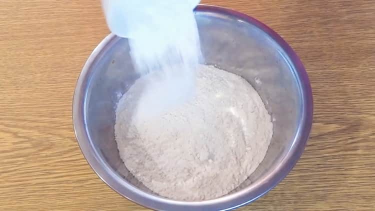 Siivilöi jauhot kefiirikuppikakun valmistamiseksi