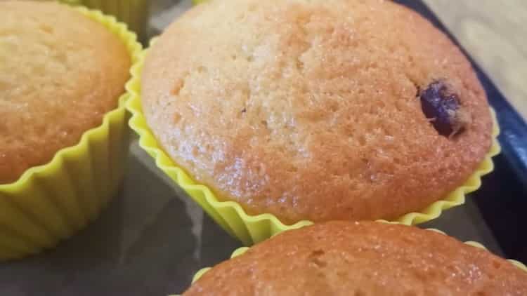 Kefír cupcake mazsolaval a sütőben, lépésről lépésre egy fénykép szerint