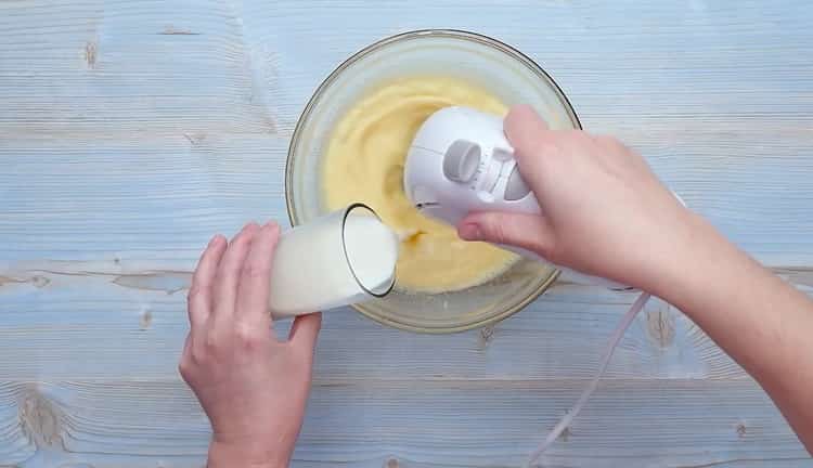Για να κάνετε cupcakes με συμπυκνωμένο γάλα, προσθέστε γάλα