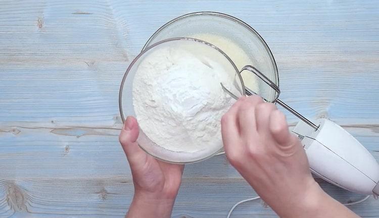 Setacciare la farina per preparare cupcake con latte condensato