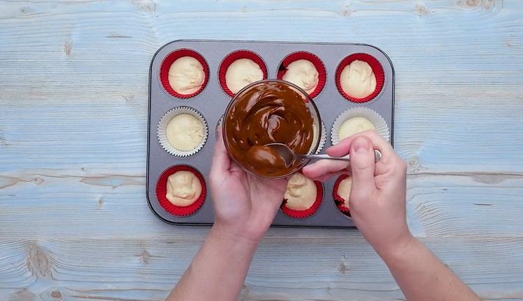 Um Cupcakes mit Kondensmilch zuzubereiten, geben Sie Kondensmilch in die Form