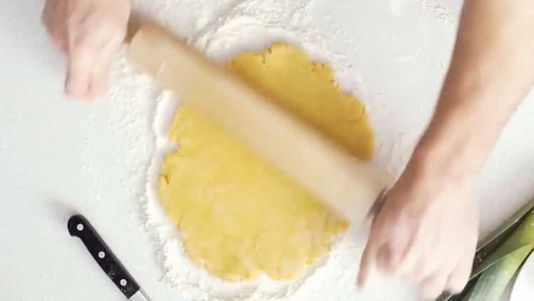 Halal készített quiche készítéséhez gördítsük ki a tésztát