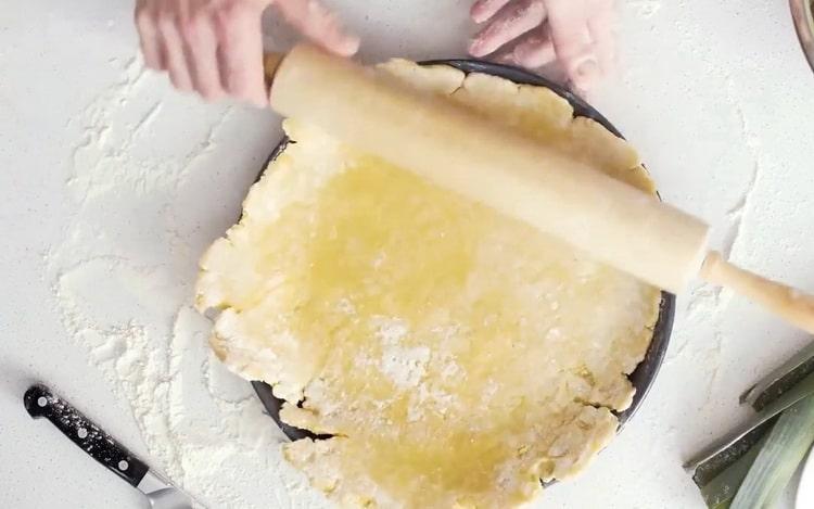 A quiche elkészítéséhez hallal tedd a tésztát az öntőformába