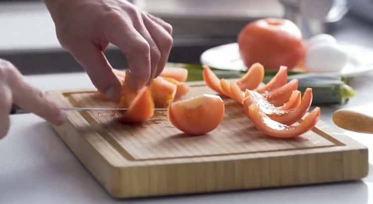 Zum Kochen von Quiche mit Fisch die Tomaten hacken