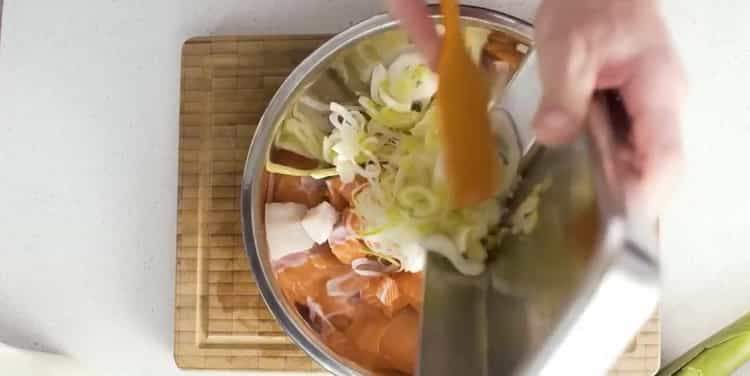 Um die Quiche mit Fisch zuzubereiten, bereiten Sie die Füllungen vor