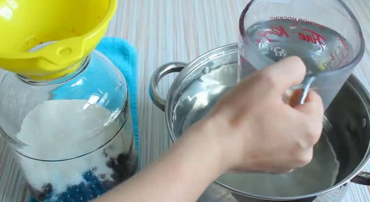 Fügen Sie Wasser hinzu, um Johannisbeerkompott zuzubereiten