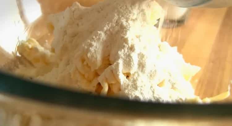 Setaccia la farina in una cheesecake reale