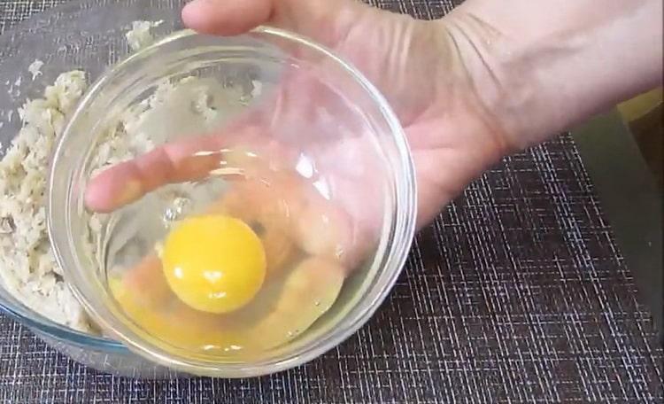 Per fare le cotolette dal bottino, sbattere l'uovo