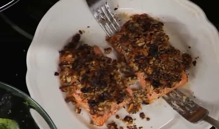 Uunissa paistettu punainen kala saksanpähkinöillä