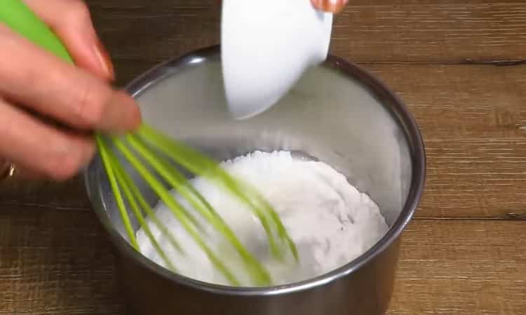 Norėdami pagaminti kreminį pyragą, sumaišykite ingredientus