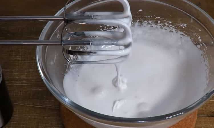 Per preparare la torta alla panna, sbattere gli ingredienti