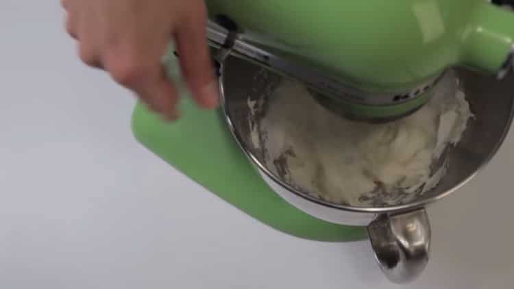 Κρέμα τυριού για τα cupcakes σύμφωνα με μια συνταγή βήμα προς βήμα με φωτογραφία
