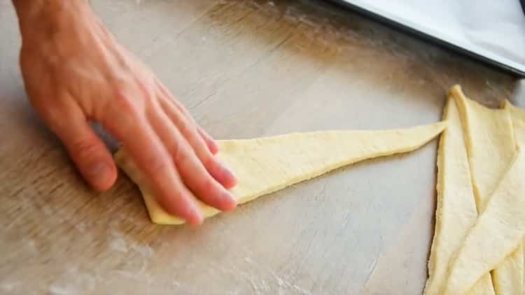 Croissant készítéséhez vágja le a tésztát