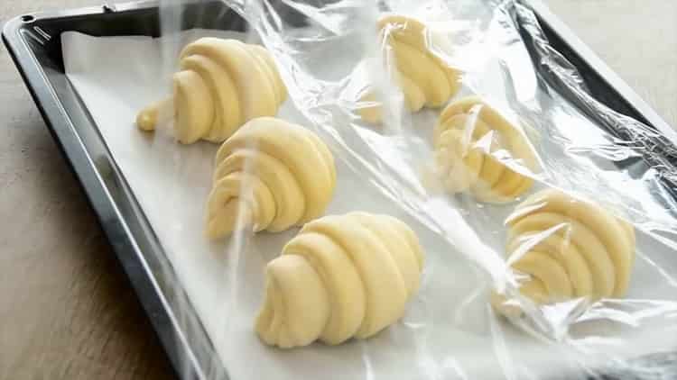 Voit tehdä croissantteja peittämällä taikinan foliolla