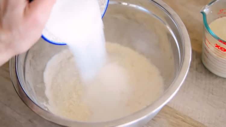 Per preparare i croissant, setacciare la farina