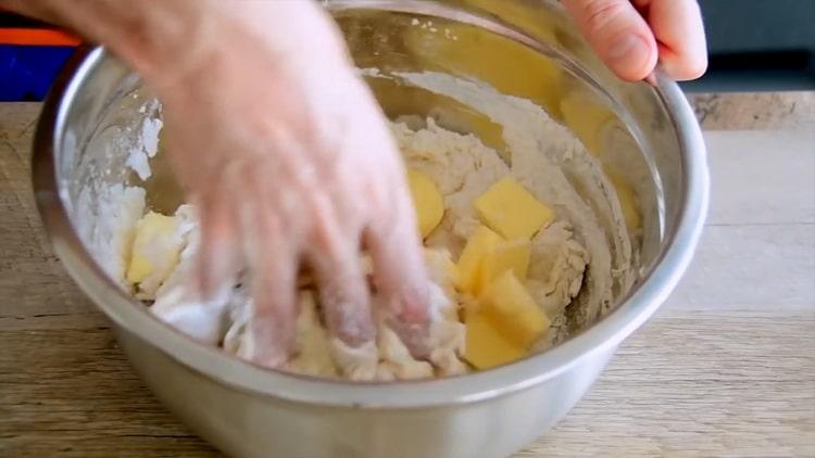 Impastare la pasta per fare i croissant