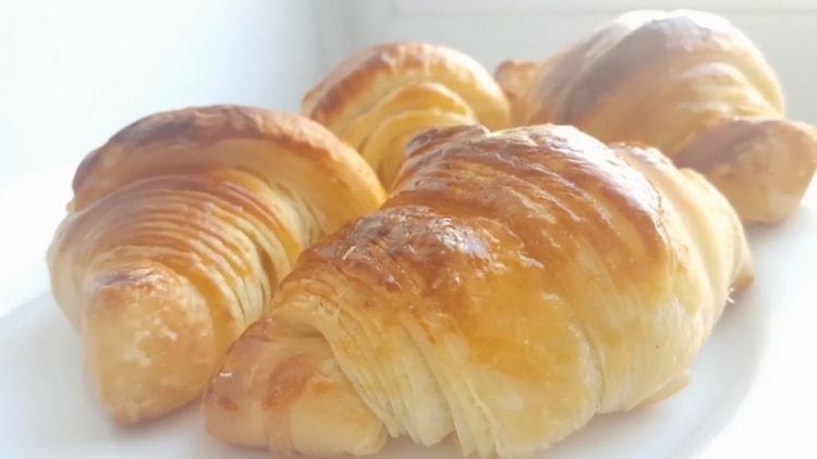 Pakete ng mga croissant ng pastry ayon sa isang hakbang-hakbang na recipe na may larawan