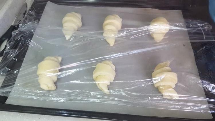 Kuumenna uuni kypsennäkseen leivonnaisten croissantteja