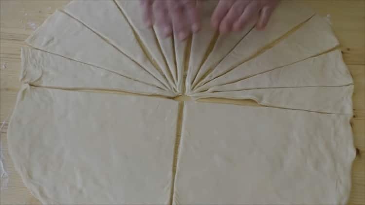 За да направите кроасани с кондензирано мляко, изрежете тестото