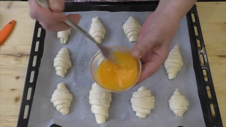 Schritt für Schritt Rezept Croissants mit Kondensmilch mit Foto