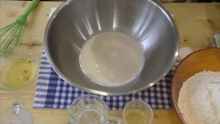 Για την παρασκευή κρουασάν με συμπυκνωμένο γάλα, παρασκευάστε τα συστατικά