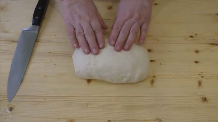 Für die Zubereitung von Croissants mit Kondensmilch den Teig kneten