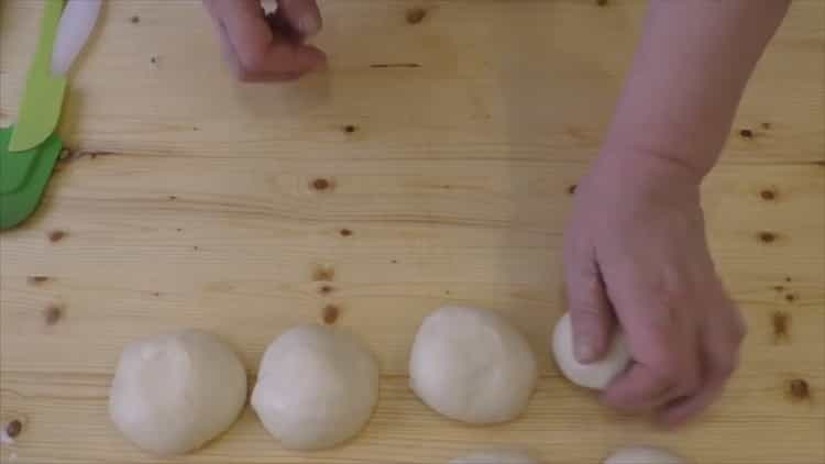 Pro přípravu croissantů s kondenzovaným mlékem rozdělte těsto