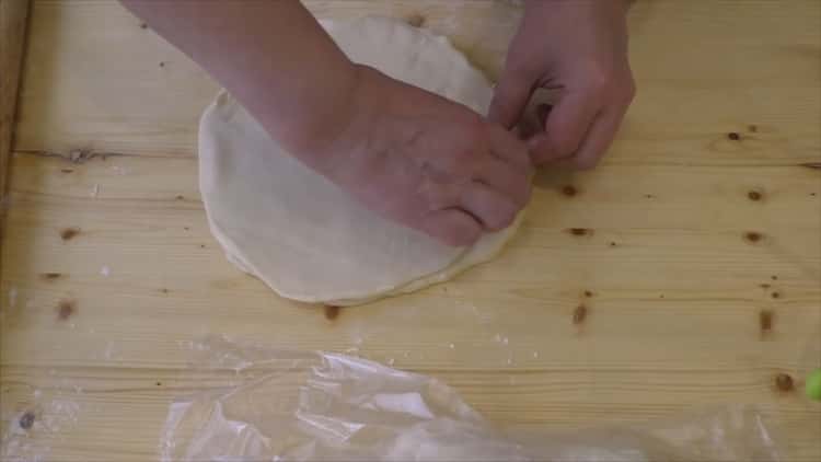 Voit valmistaa croissantteja maitotiivisteellä maata taikina kerroksittain