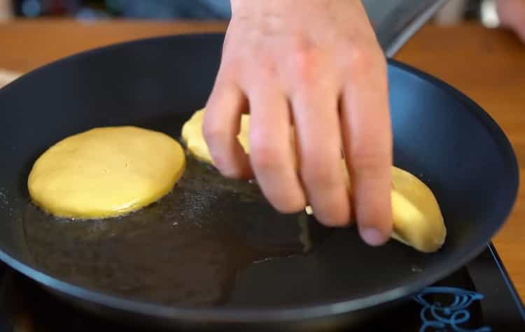 Kukorica tortilla készítéséhez melegítse elő a serpenyőt