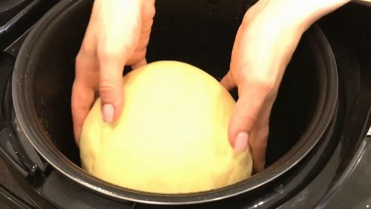 Για να φτιάξετε ψωμί καλαμποκιού, βάλτε τη ζύμη σε ένα μπολ