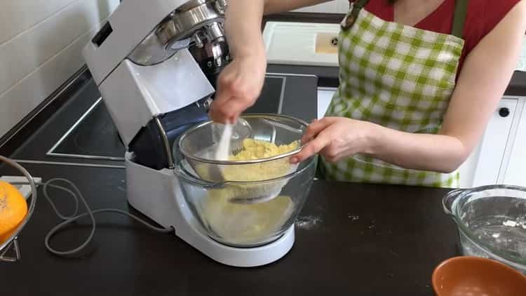 За да направите царевичен хляб, омесете тестото