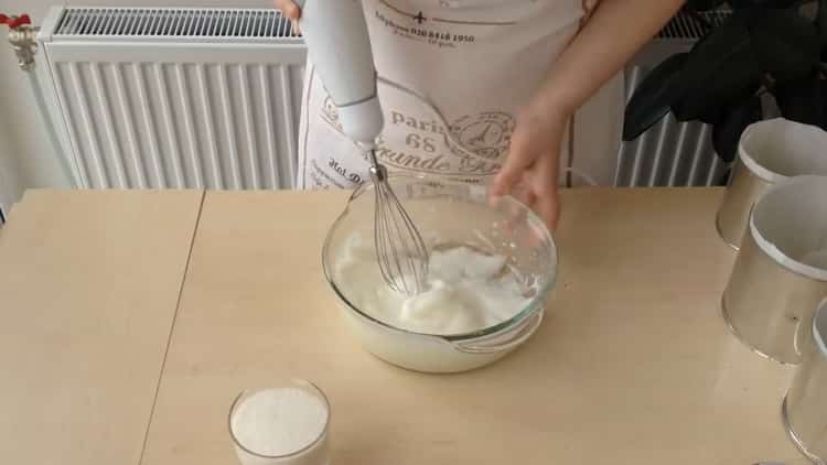 Κτυπήστε λευκά για να κάνετε μια τούρτα